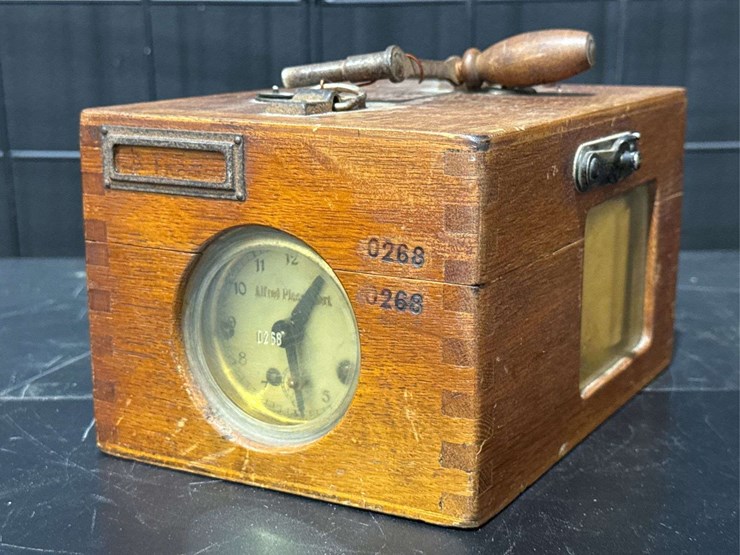 alfred-plasschaert-1920's-pigeon-racing-clock-numbered-0268.-image-1
