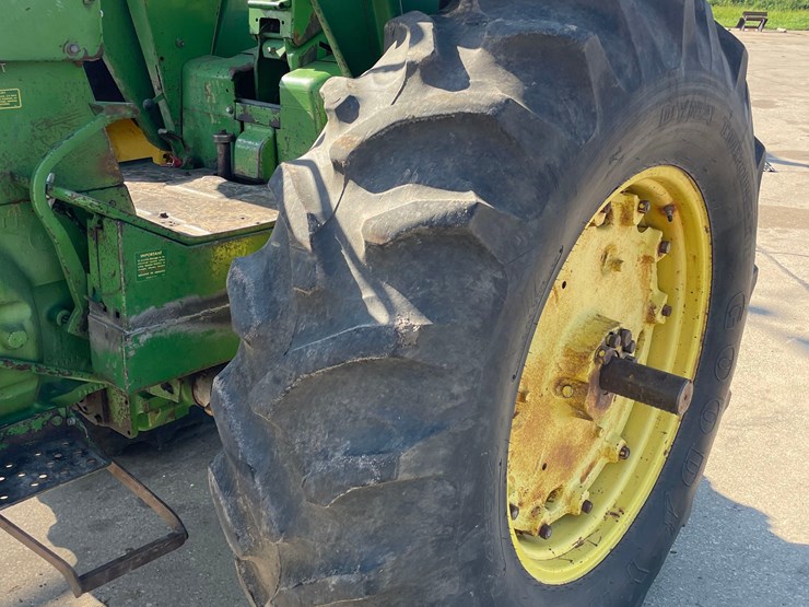 john-deere-3020-image-11