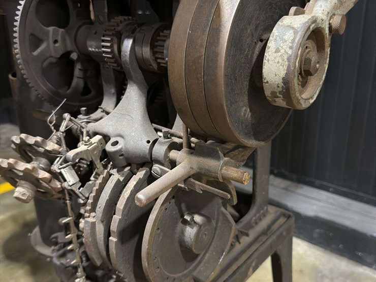circular-knitting-machine-image-4