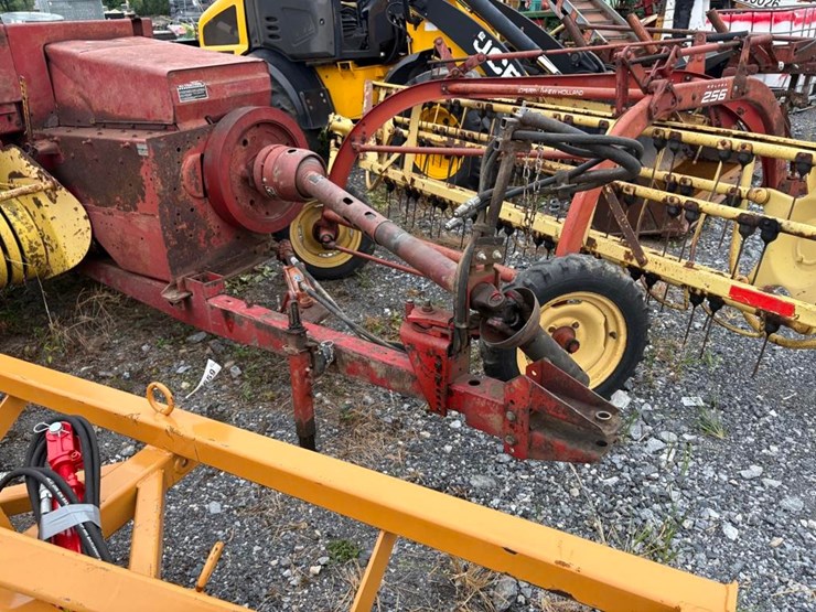 new-holland-320-image-3