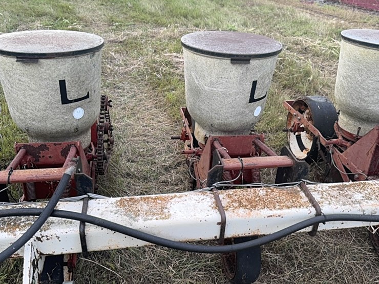 lilliston-8-row-planter-with-fiberglass-boxes,-been-sitting,-some-rust,-boxes-turn-free,-discs-need-loosened-up-image-20