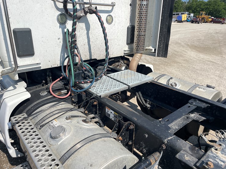 2014-kenworth-t680-image-17