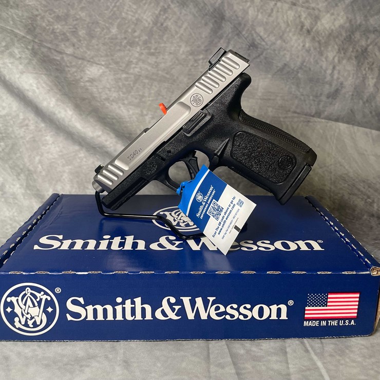 #4528 • Smith & Wesson SD40 40 S&W Pistol, SN: EHJ5910