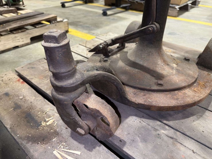 foot-powered-treadle-machine-image-18