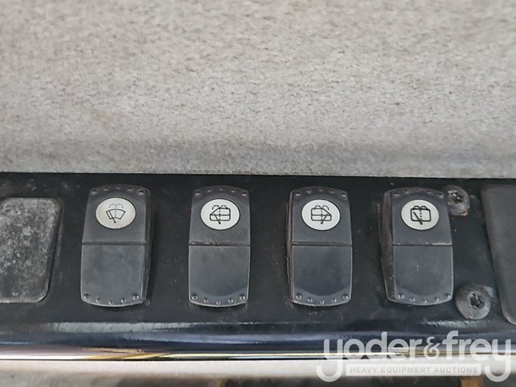 2005-caterpillar-d5n-image-30
