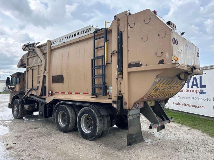 2016-peterbilt-320-image-4