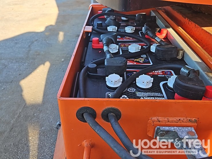 2004-jlg-e300ajp-image-26