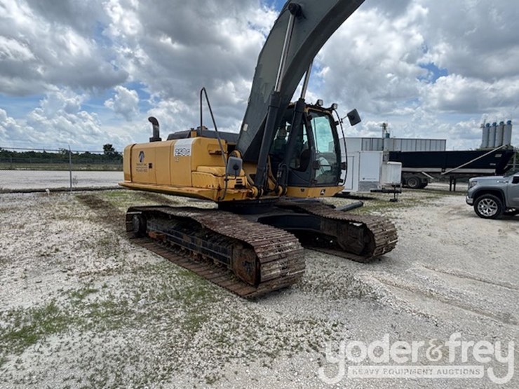 2011-deere-250g-lc-image-1