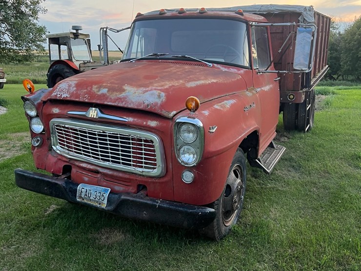 1961-ih--truck,-steel-box-and-hoist,-no-end-gate,-didnt-try-starting-it.-image-1
