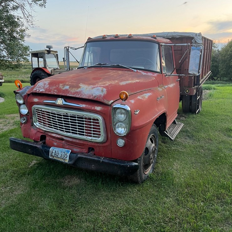 1961 IH  truck, steel box and hoist, no end gate, didnt try starting it.