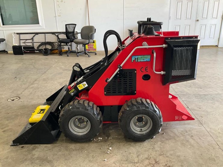 #1015-•-unused-future-ft323w-mini-skid-steer-image-2
