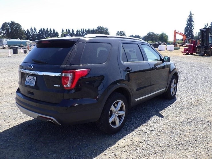 2016-ford-explorer-xlt-image-4
