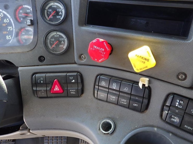 2012-freightliner-cascadia-125-image-27
