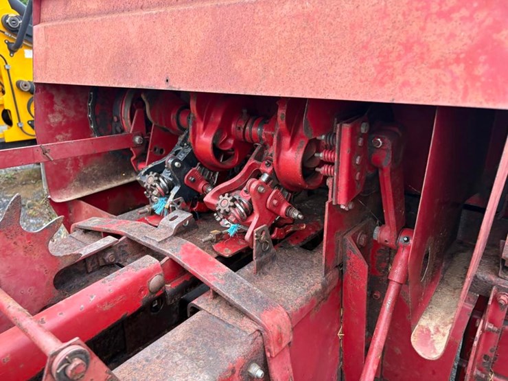 new-holland-320-image-8
