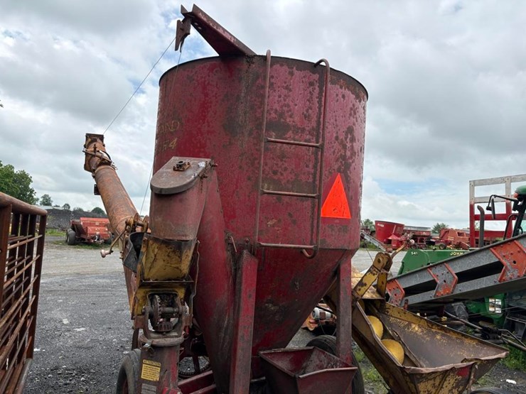 new-holland-354-image-8