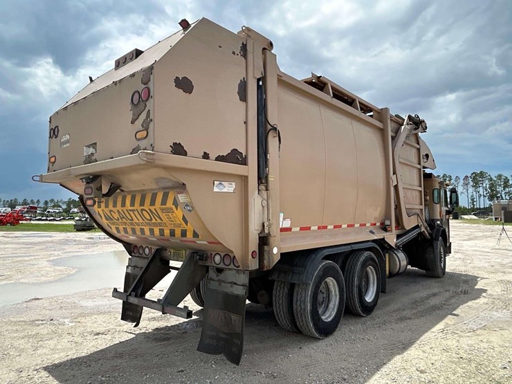 2015-peterbilt-320-image-3