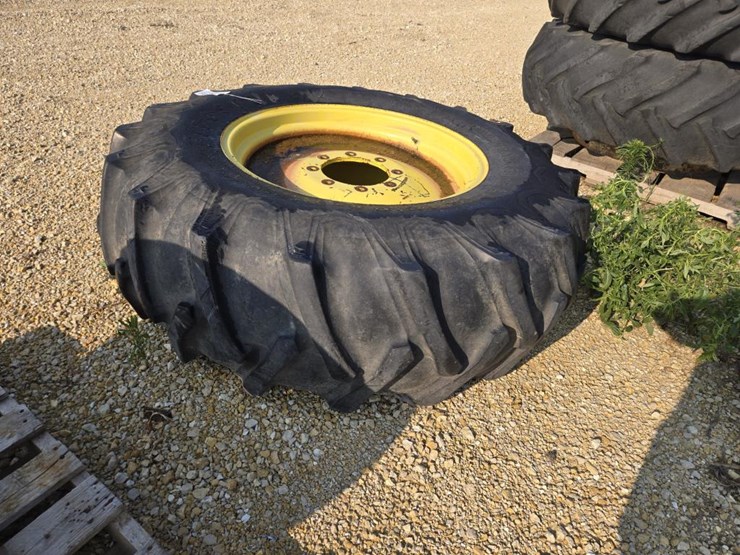 #3871-•-18.4-x-30-tire-on-8-bolt-rim-image-6
