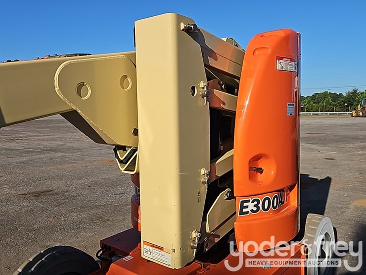 2004-jlg-e300ajp-image-34