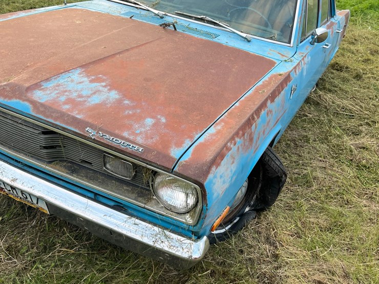 1972-plymouth-valient￼,-slant-six-engine-and-manual-transmission,-glass-is-good,-leaf-springs,-been-sitting-for-a-long-time.-image-31