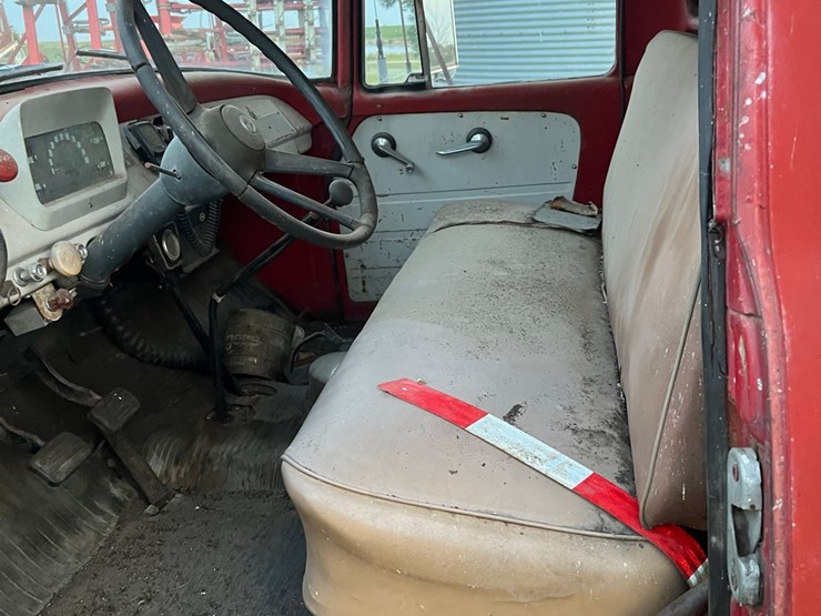 1961-ih--truck,-steel-box-and-hoist,-no-end-gate,-didnt-try-starting-it.-image-20