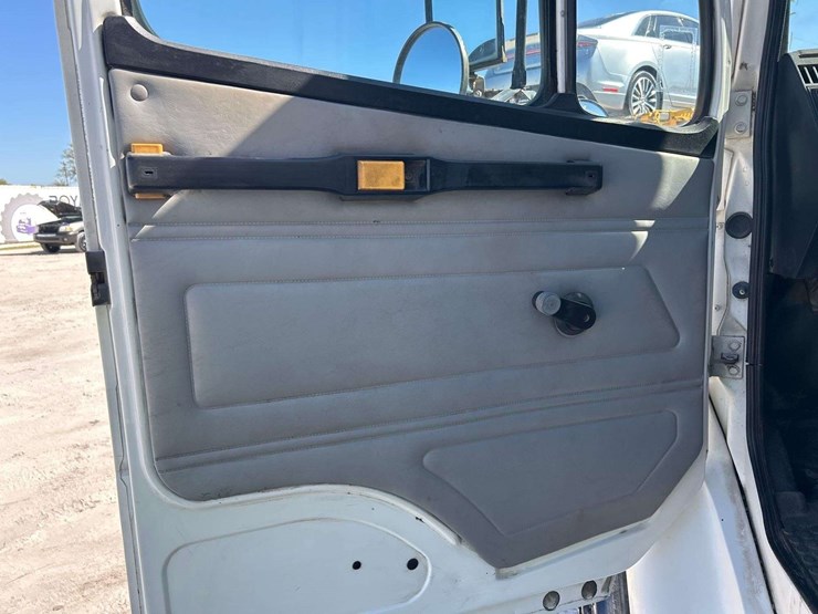 2002-freightliner-fl70-image-24