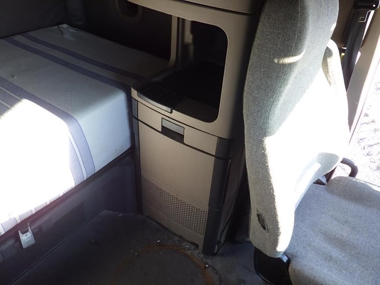 2016-freightliner-cascadia-113-image-30