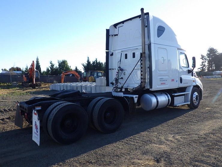 2016-freightliner-cascadia-113-image-4