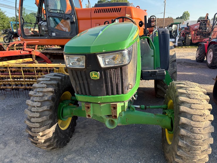 2020-john-deere-5065e-image-3