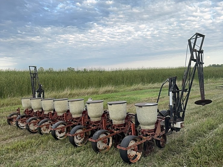 lilliston-8-row-planter-with-fiberglass-boxes,-been-sitting,-some-rust,-boxes-turn-free,-discs-need-loosened-up-image-1