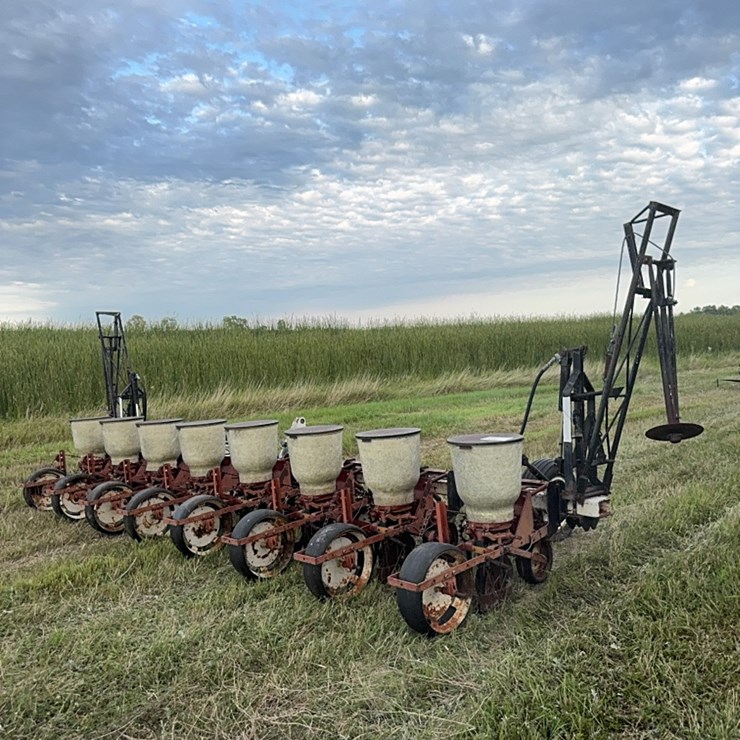 Lilliston 8 row planter with fiberglass boxes, been sitting, some rust, boxes turn free, discs need loosened up