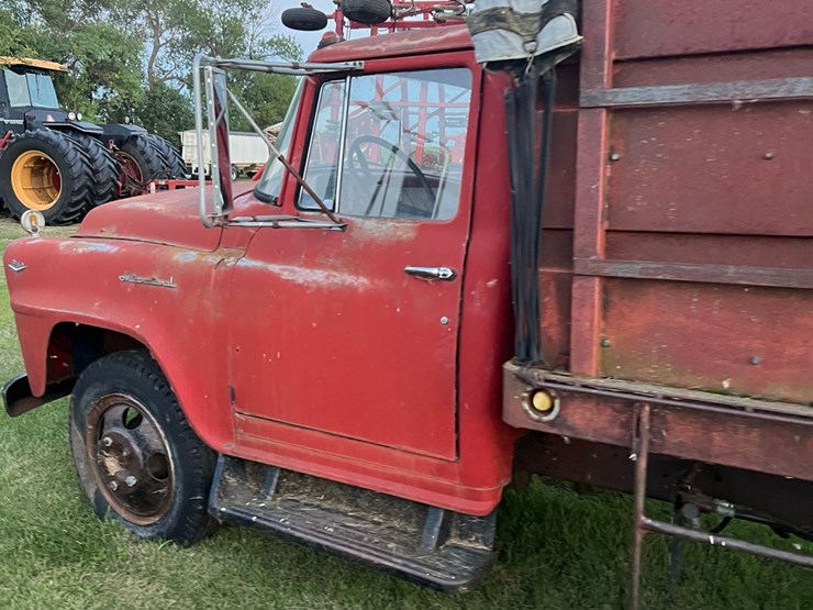 1961-ih--truck,-steel-box-and-hoist,-no-end-gate,-didnt-try-starting-it.-image-18