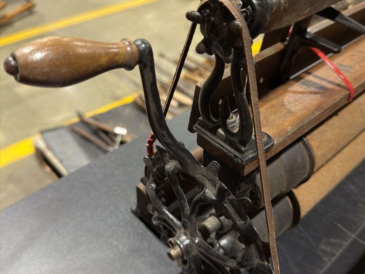 hand-crank-waukegan-wallpaper-&-border-trimmer-image-8