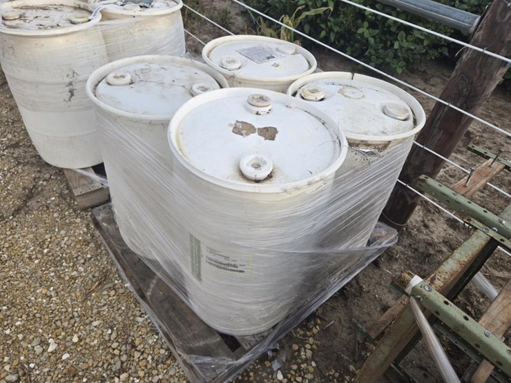 #3928-•-pallet-of-4-plastic-barrels-image-4