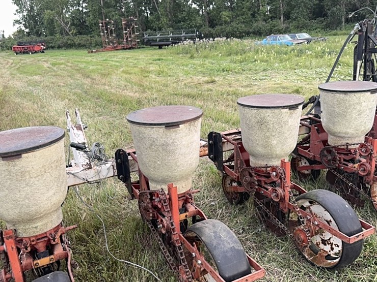 lilliston-8-row-planter-with-fiberglass-boxes,-been-sitting,-some-rust,-boxes-turn-free,-discs-need-loosened-up-image-8