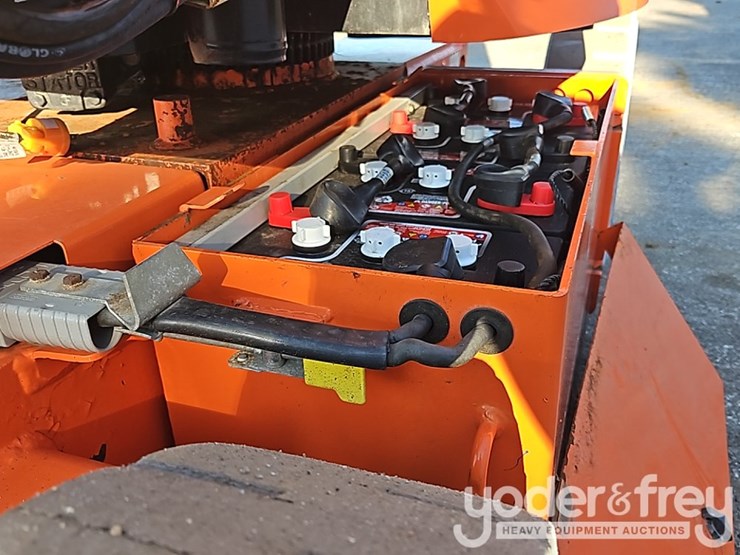 2004-jlg-e300ajp-image-28