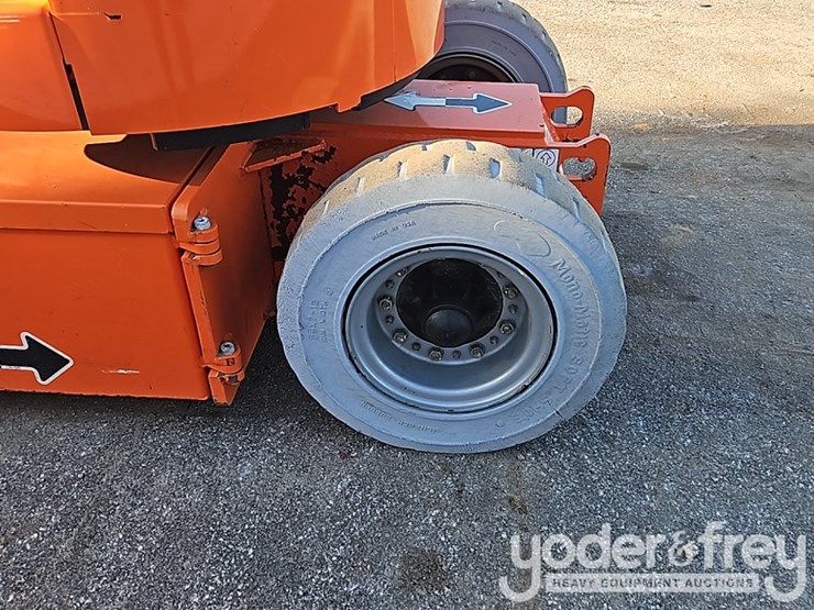 2004-jlg-e300ajp-image-11