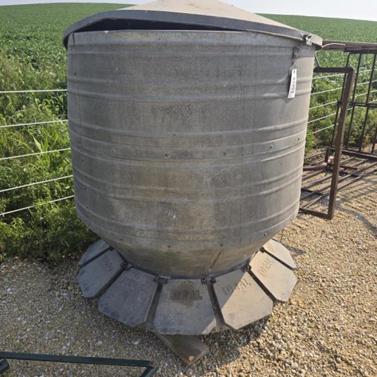#3909 • IDEAL HOG FEEDER