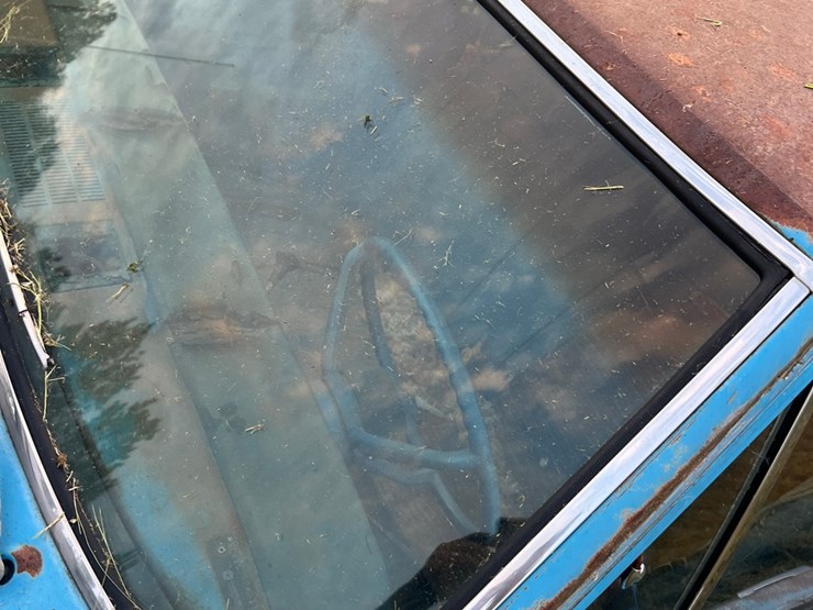 1972-plymouth-valient￼,-slant-six-engine-and-manual-transmission,-glass-is-good,-leaf-springs,-been-sitting-for-a-long-time.-image-77