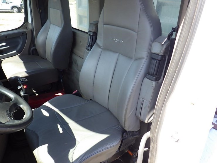 2012-freightliner-cascadia-125-image-21
