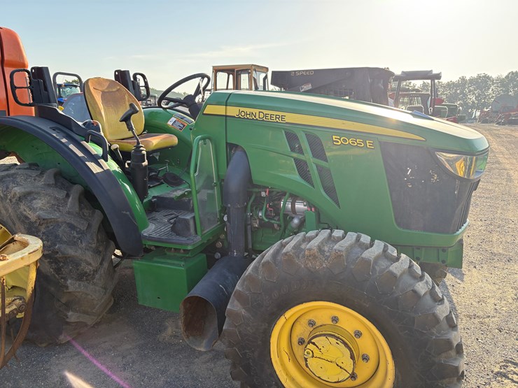 2020-john-deere-5065e-image-5