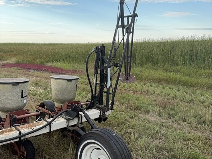 lilliston-8-row-planter-with-fiberglass-boxes,-been-sitting,-some-rust,-boxes-turn-free,-discs-need-loosened-up-image-24