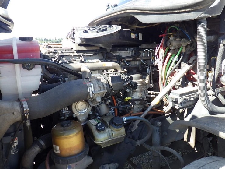 2012-freightliner-cascadia-125-image-19