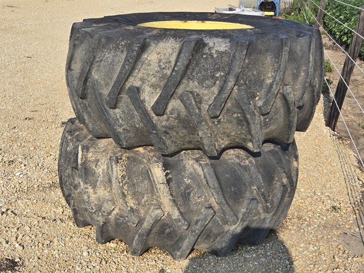 #3887-•-pair-23.1-x-26-tires-on-john-deere-rims-image-5