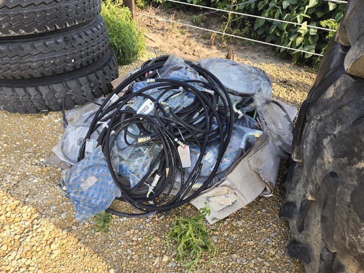 #3846-•-box-of-assorted-hydraulic-hoses-image-2