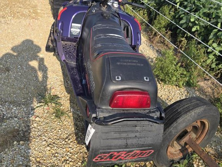 #3877-•-ski-doo-583-snowmobile---for-parts-only-image-10