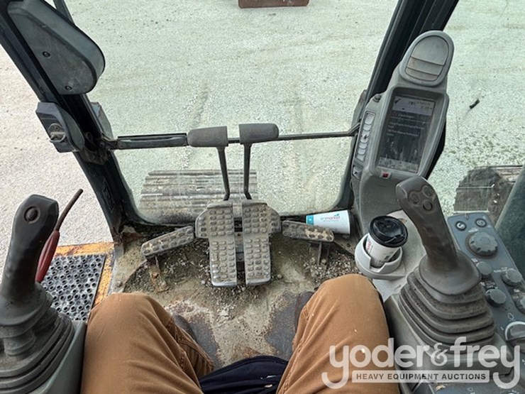 2011-deere-250g-lc-image-19