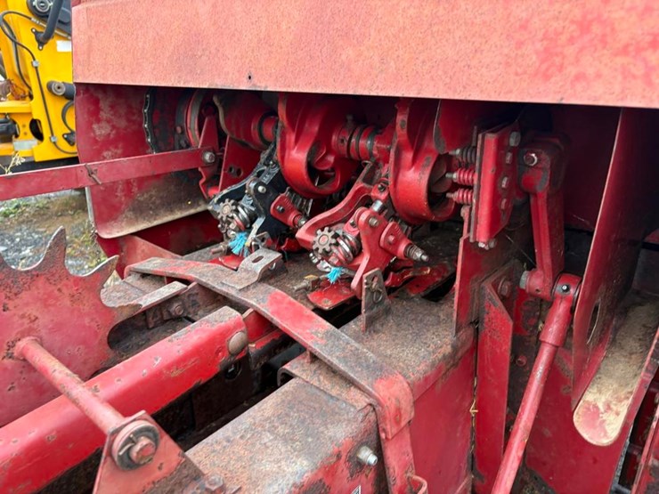 new-holland-320-image-9