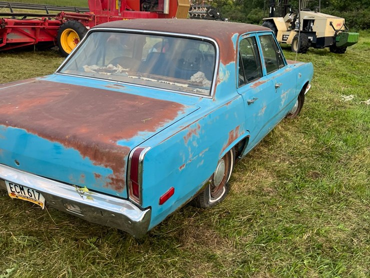 1972-plymouth-valient￼,-slant-six-engine-and-manual-transmission,-glass-is-good,-leaf-springs,-been-sitting-for-a-long-time.-image-13