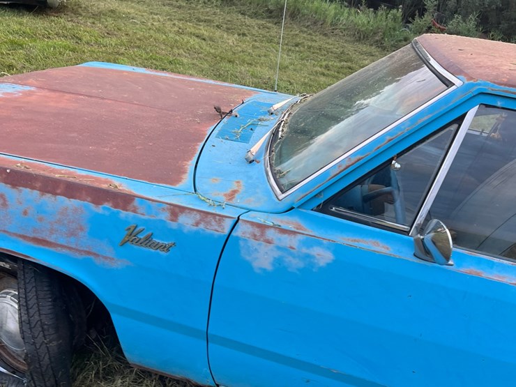 1972-plymouth-valient￼,-slant-six-engine-and-manual-transmission,-glass-is-good,-leaf-springs,-been-sitting-for-a-long-time.-image-27