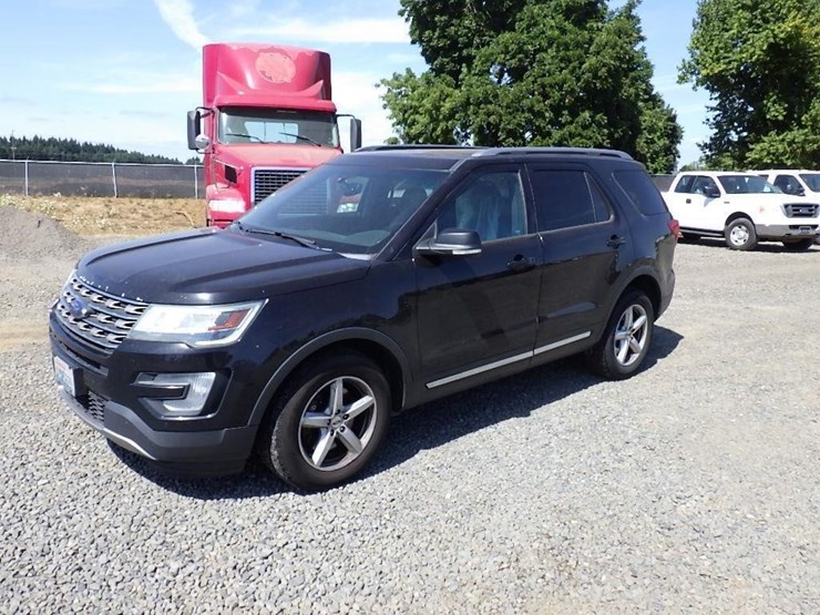 2016-ford-explorer-xlt-image-1